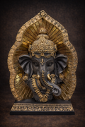 Estatua Ganesha Dorada con Aureola — Figura Ritual de Prosperidad