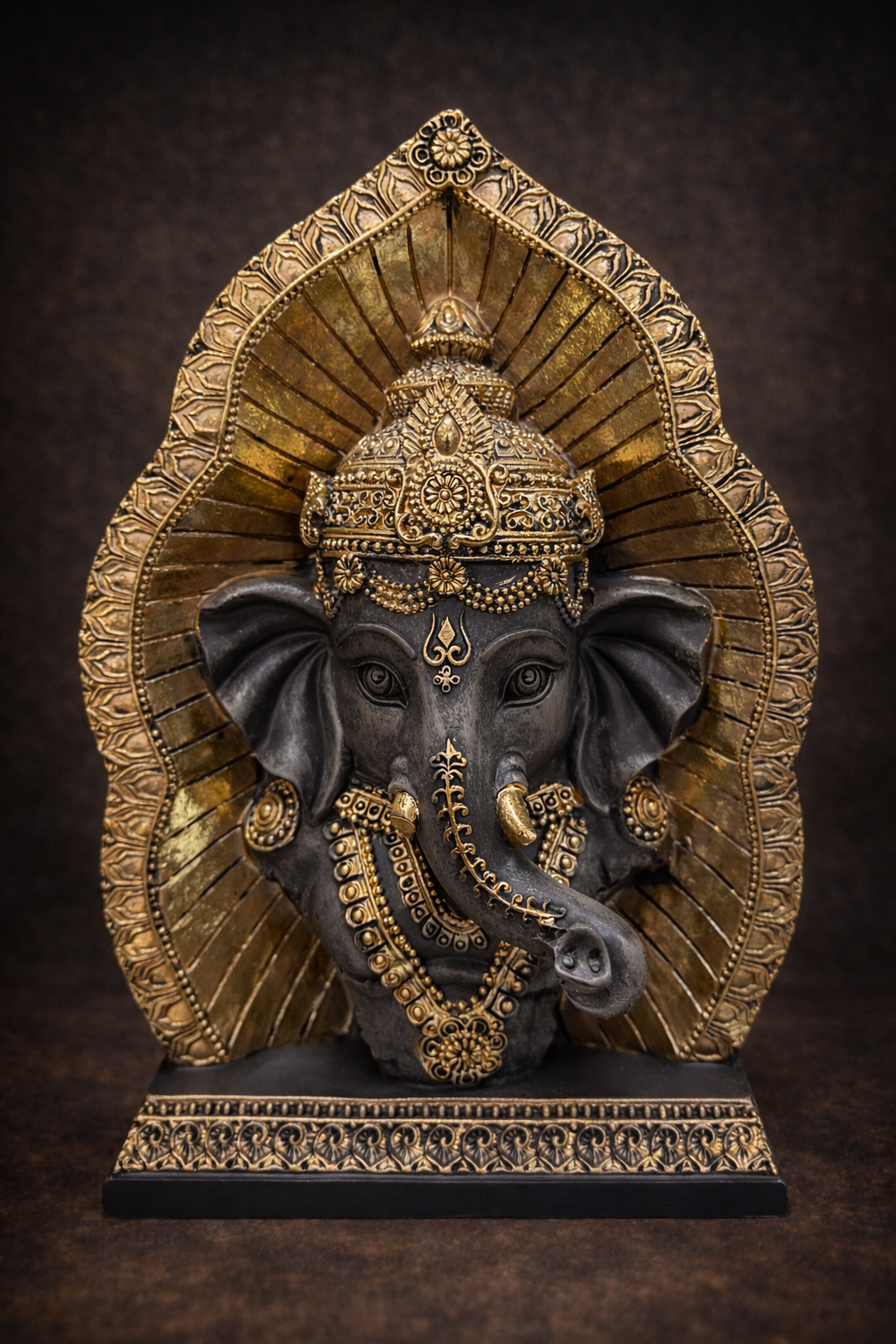 Estatua Ganesha Dorada con Aureola — Figura Ritual de Prosperidad