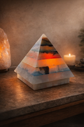 Lámpara de Ónix Pirámide — Luz y Geometría Sagrada